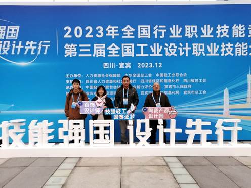 街道上立着广告牌子中度可信度描述已自动生成